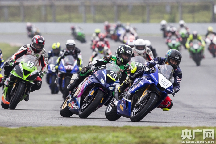 赛车选手爆冷获胜，专家预测失准