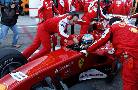 开云体育官网-法拉利鏖战索伯车队，阿隆索统治全场