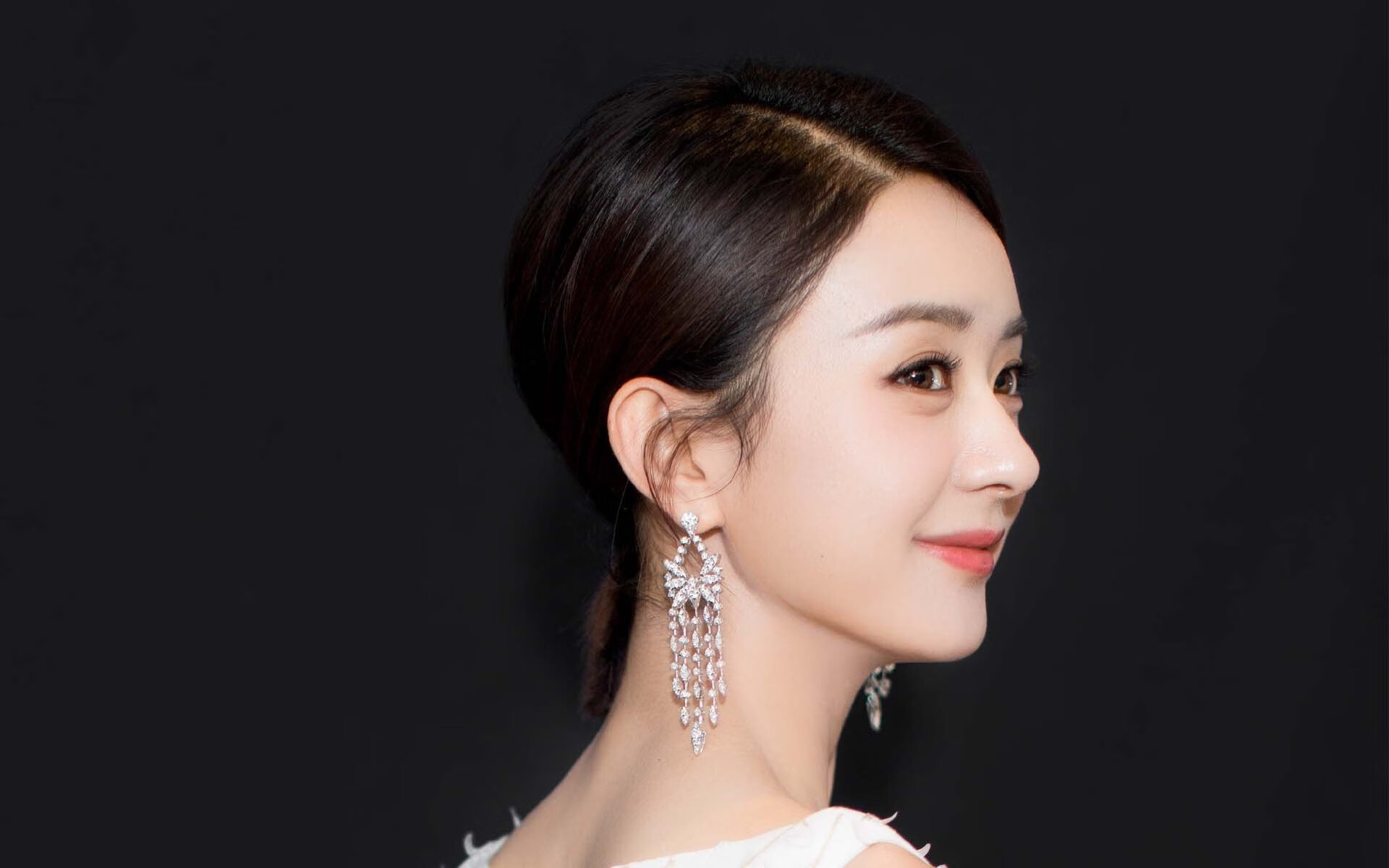 开云体育在线-跨越时空的呼应，当丹麦的集体韧性照亮马丁内利的孤胆英雄路