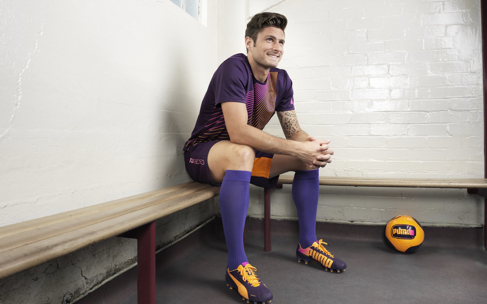 赛道尽头，夜雾中有人吹响口哨