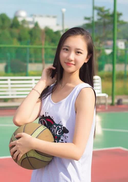首先,让我们为这个独一无二的故事,构思一个引人入胜的标题